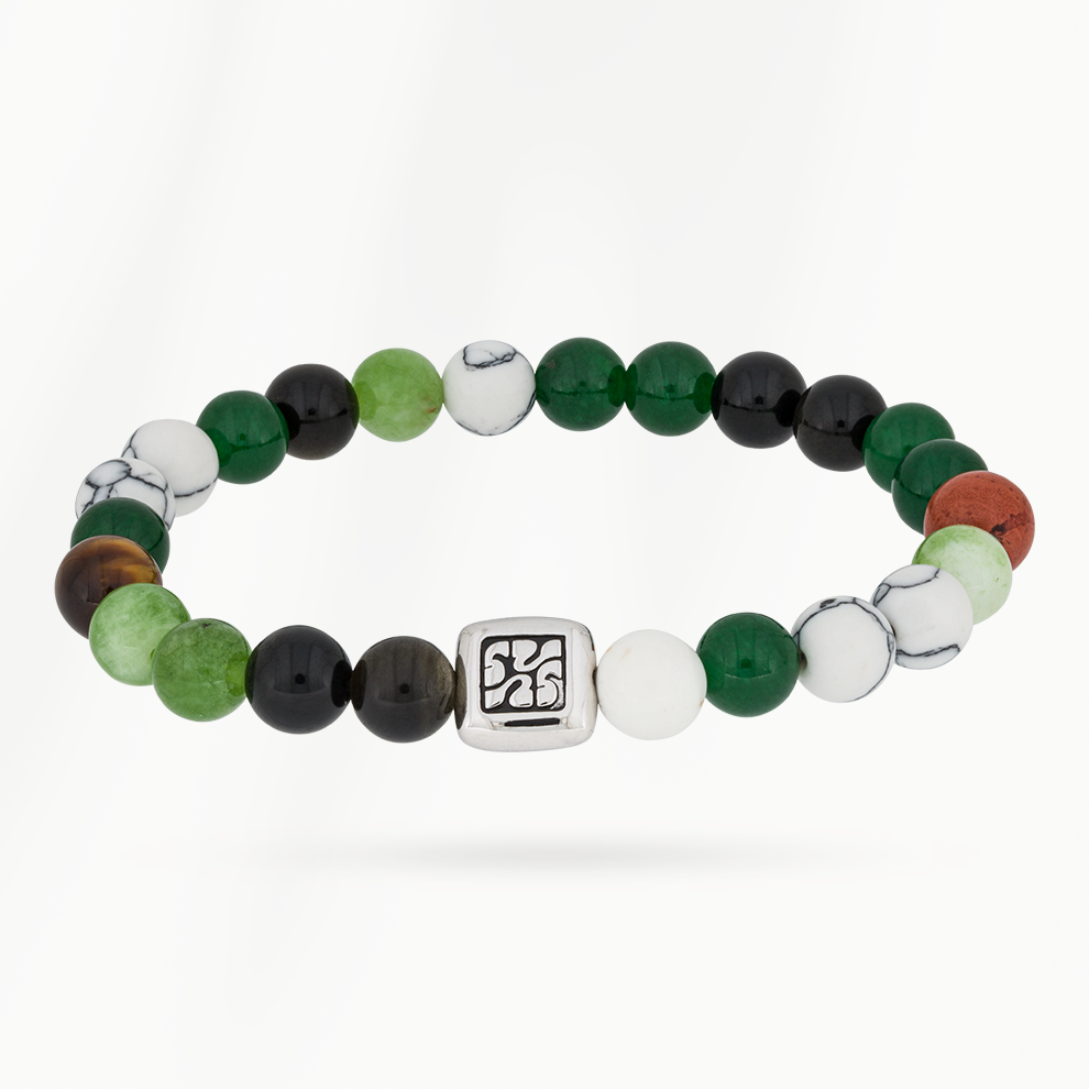 Grounded Mix kralenarmband voor heren met groene, zwarte, witte en bruine kralen op witte achtergrond