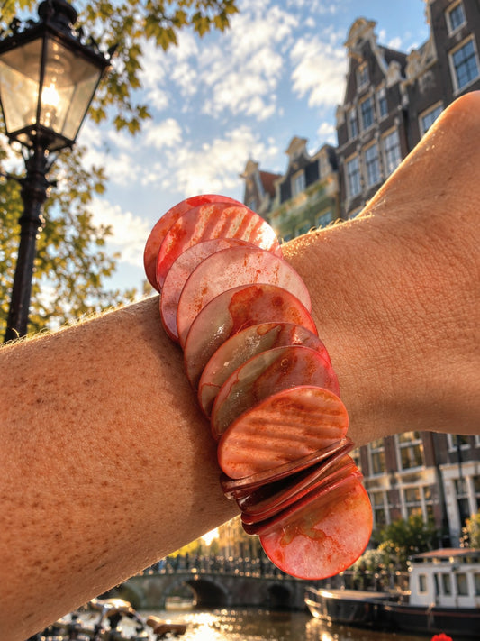 Parelmoer armband Luna Blush van SummerGear in roze en oranje tinten, gedragen om de pols