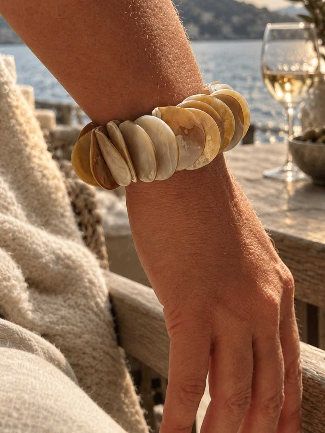 Parelmoer armband Luna Sand van SummerGear in zandkleur, gedragen om de pols