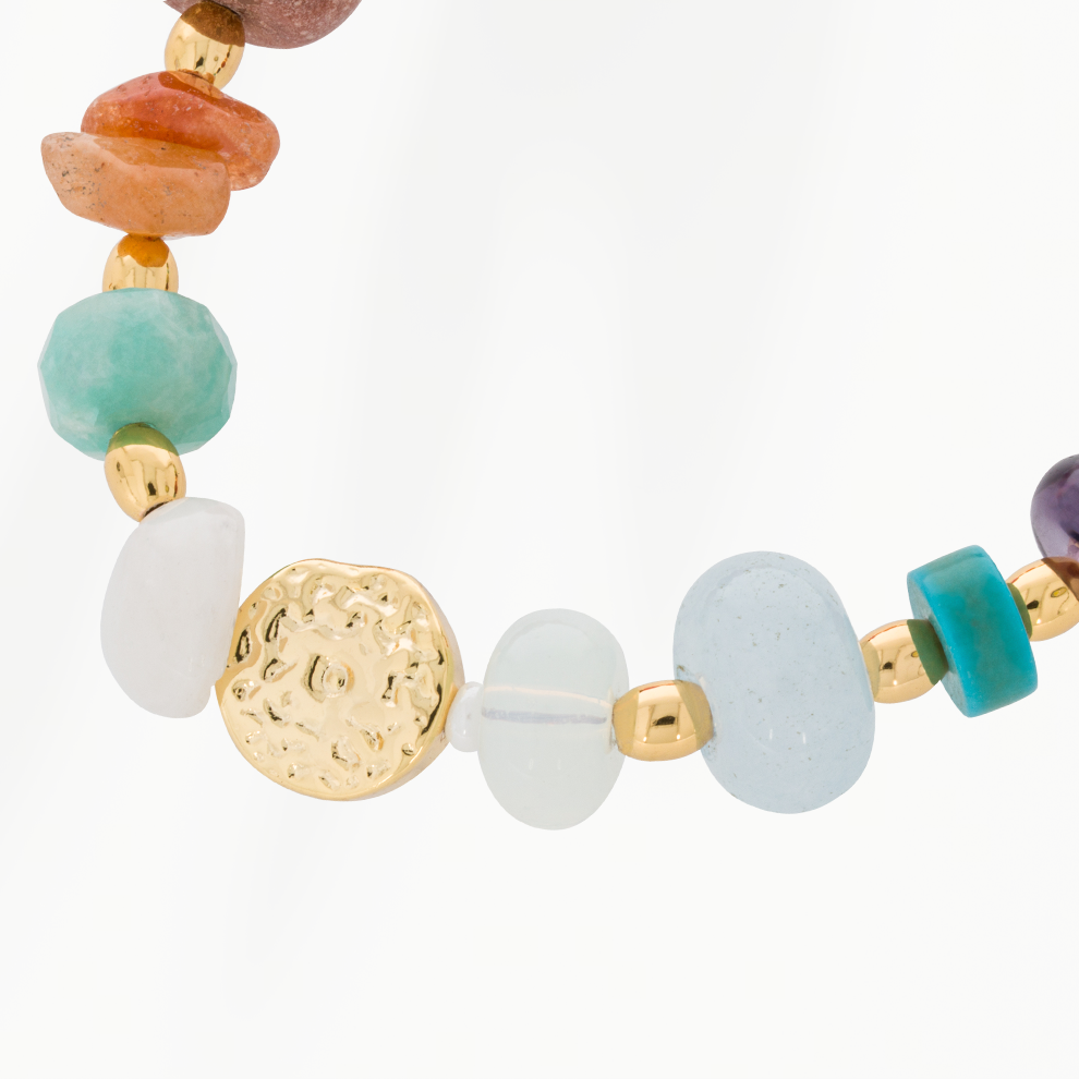 Detail van Natuursteen kralenketting Color Ritual van SummerGear dames met mix van natuurstenen kralen en 18k vergulde accenten