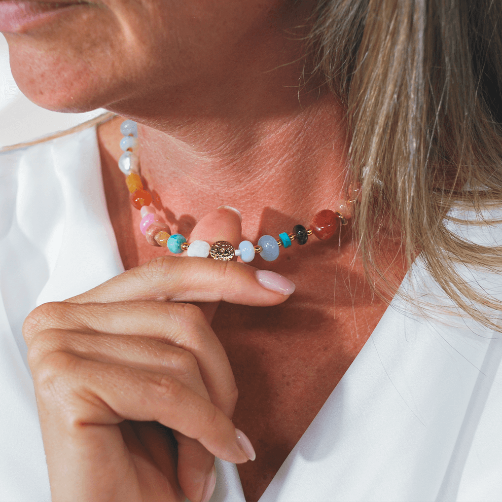 Model draag de Natuursteen kralenketting  dames Color Ritual van SummerGear   met natuurstenen kralen en 18k vergulde details close-up