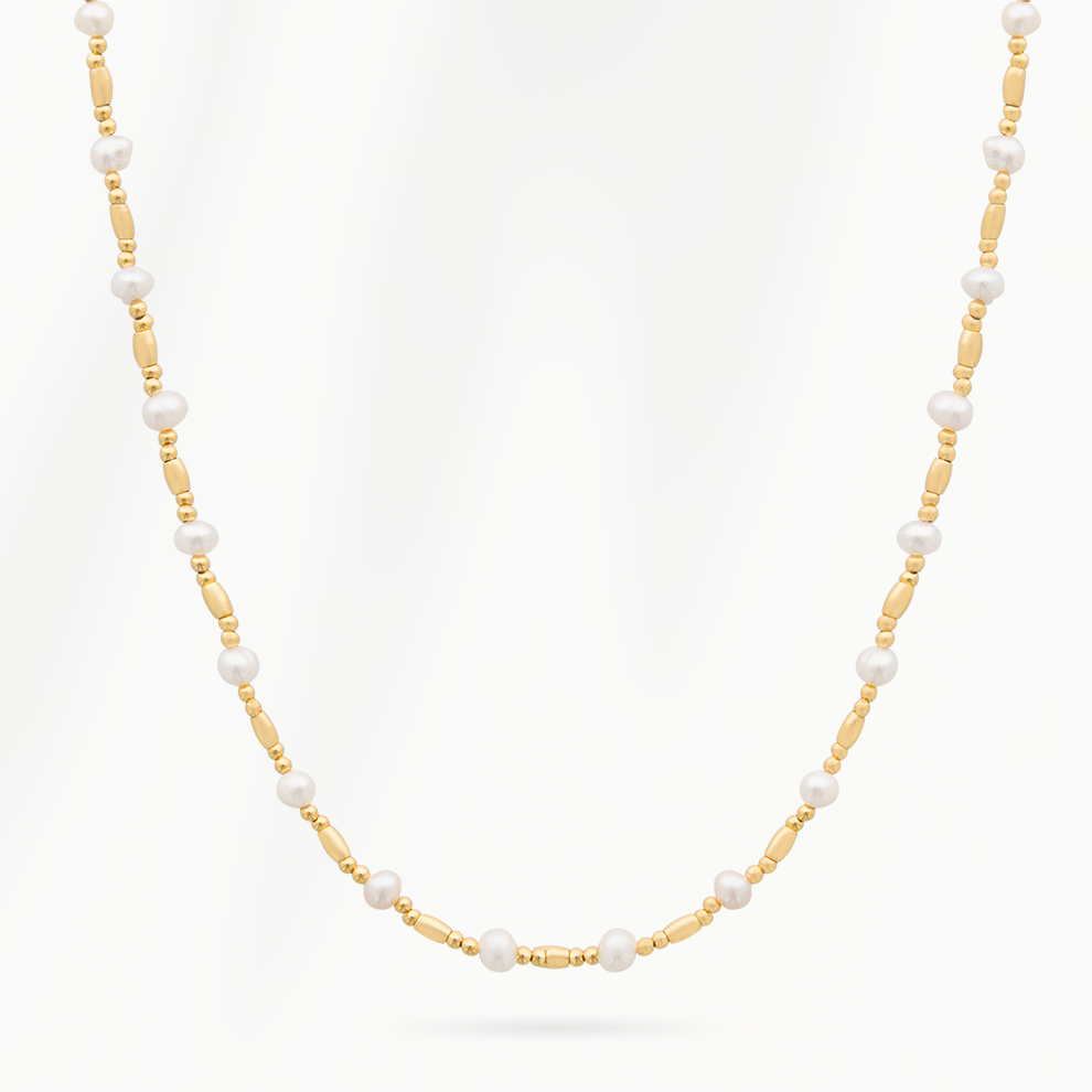 Ripple Chain parelketting van SummerGear met kleine witte parels, langwerpige goudvergulde schakels en fijne goudkleurige kralen op een witte achtergrond.