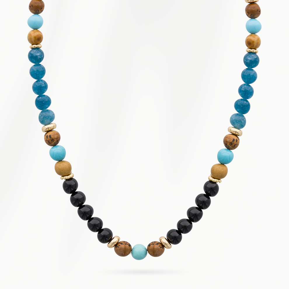 Detail van de Ocean Blue kralenketting voor heren met helderblauwe, turquoise en zwarte kralen, bruine accenten en goudkleurige tussenkralen.