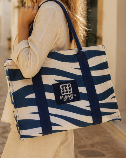 Onda Tote Bag van SummerGear met blauw-naturel golvendesign, gedragen over de schouder