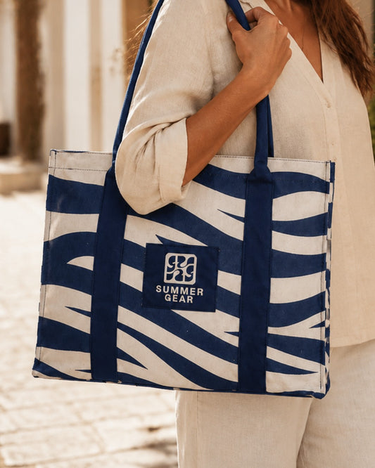 Onda Tote Bag van SummerGear met blauw-naturel golvendesign, gedragen aan de hand