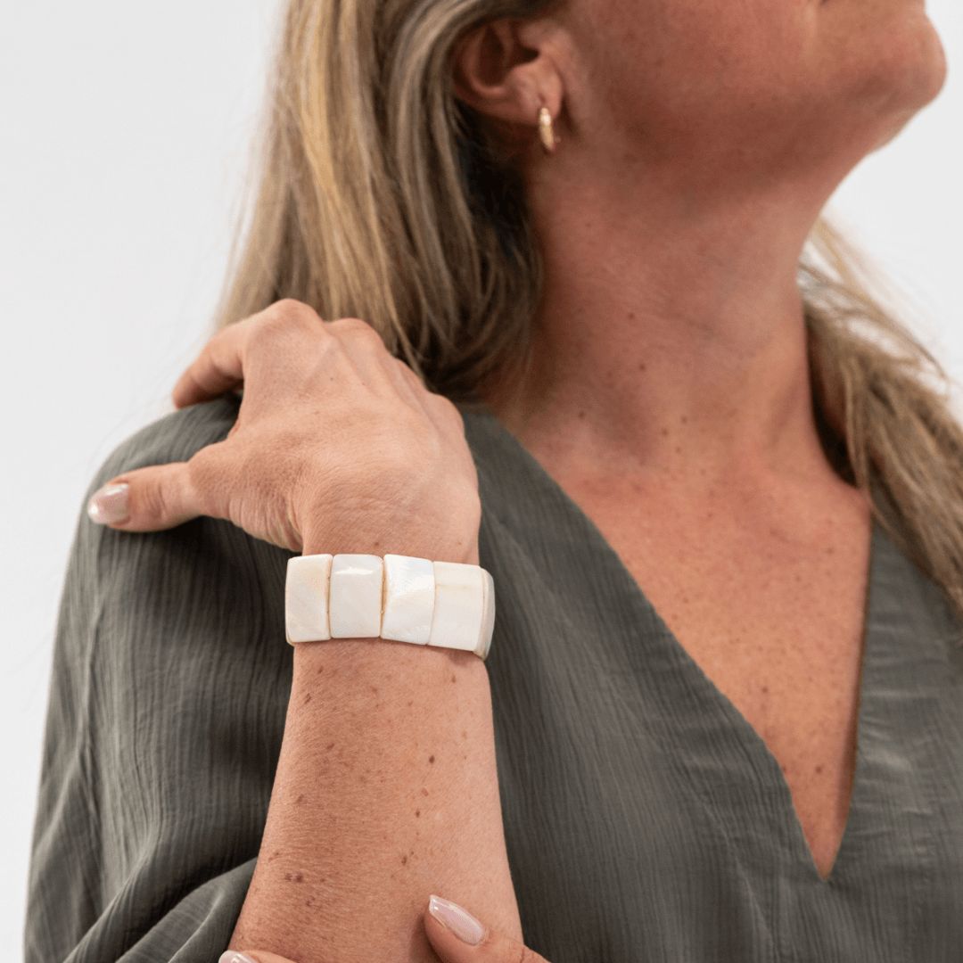 Parelmoer armband Block Ivory gedragen om de pols met rechthoekige parelmoer delen