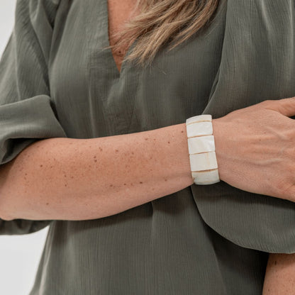 Brede parelmoer armband Block Ivory van echt parelmoer gedragen om de pols