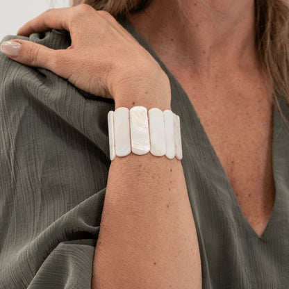 Parelmoer armband Cove Ivory van echt parelmoer gedragen om de pols