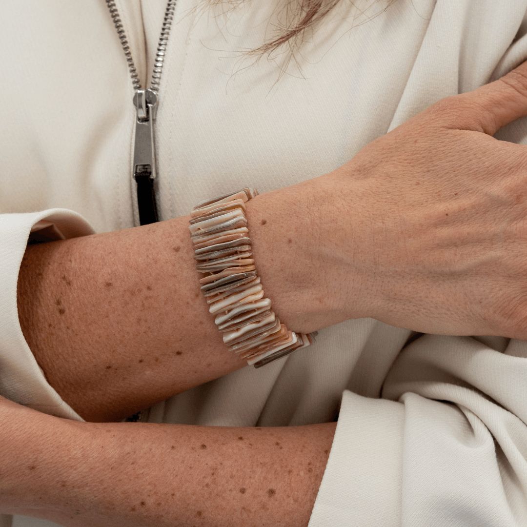 Elastische schelp armband Drift Sand van echt parelmoer gedragen om de pols