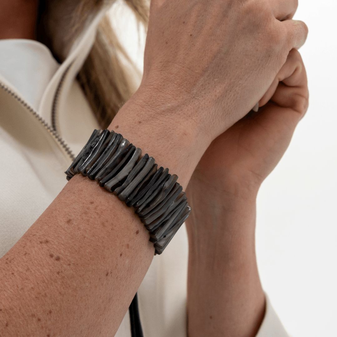 Parelmoer armband Drift Stone gedragen om de pols met donkere parelmoer delen