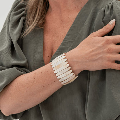 Parelmoer armband Dune Shell gedragen om de pols met ivoorwitte parelmoer delen