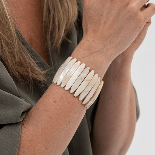 Brede schelp armband Dune Shell van echt parelmoer gedragen om de pols