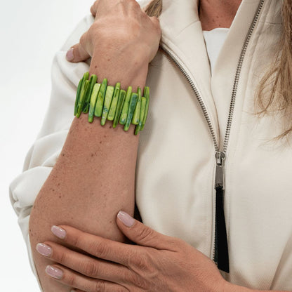 Elastische parelmoer armband Reef Olive met verticale parelmoer delen in groene tinten