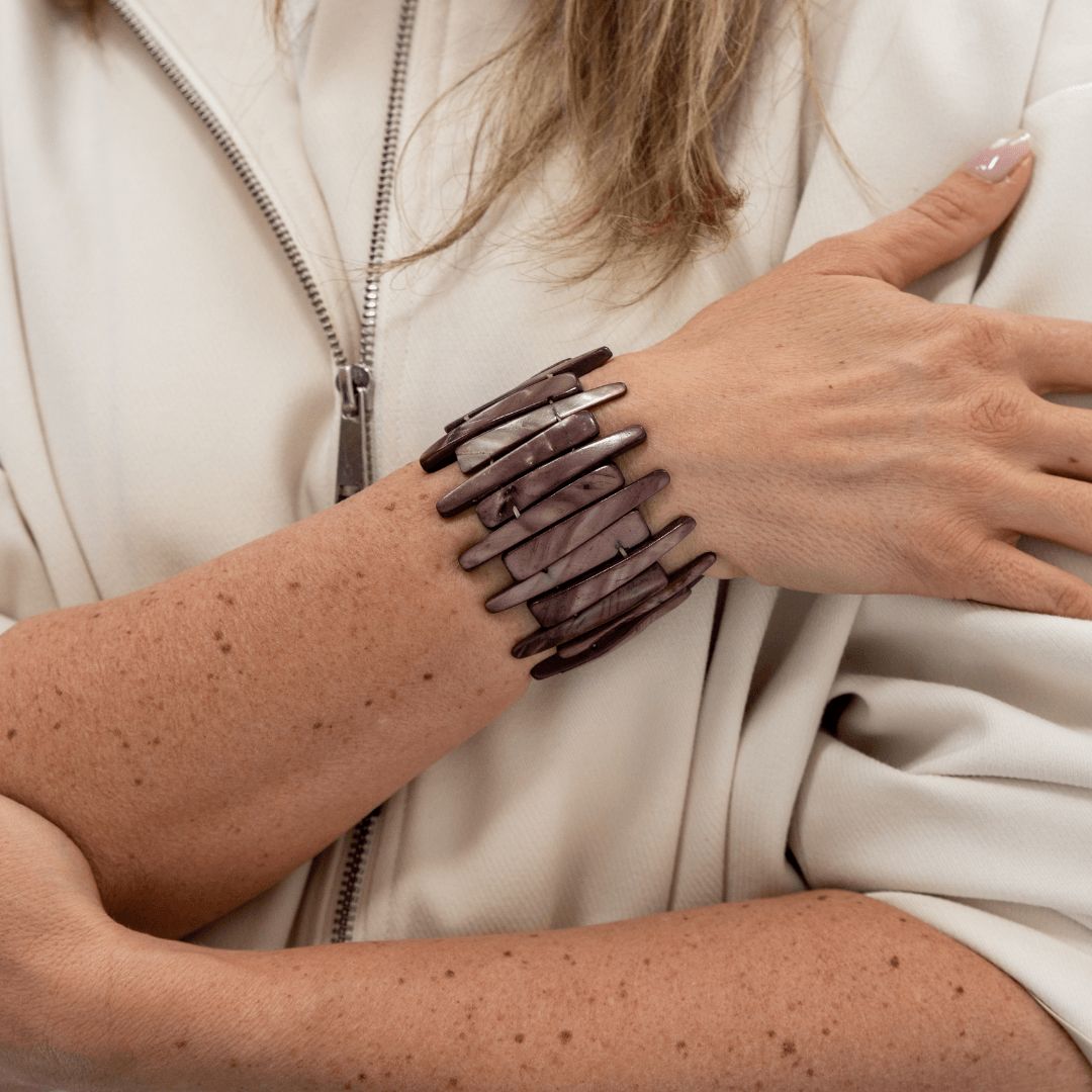 Parelmoer armband Reef Stone gedragen om de pols met smalle verticale parelmoer delen