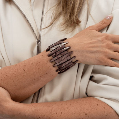 Parelmoer armband Reef Stone gedragen om de pols met smalle verticale parelmoer delen