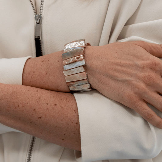 Parelmoer armband Sand Shell Slim gedragen om de pols met parelmoer delen in zand- en schelptinten