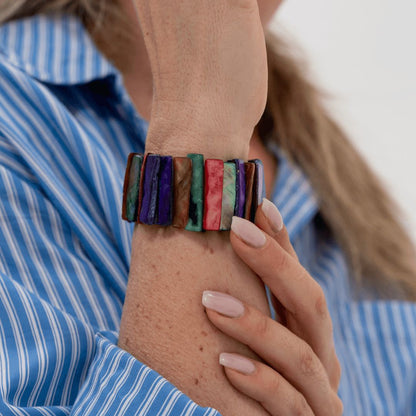 Parelmoer armband Rainbow Shell Slim van echt parelmoer gedragen om de pols met kleurrijke schelpdelen in verschillende kleuren