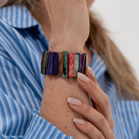 Parelmoer armband Rainbow Shell Slim van echt parelmoer gedragen om de pols met kleurrijke schelpdelen in verschillende kleuren