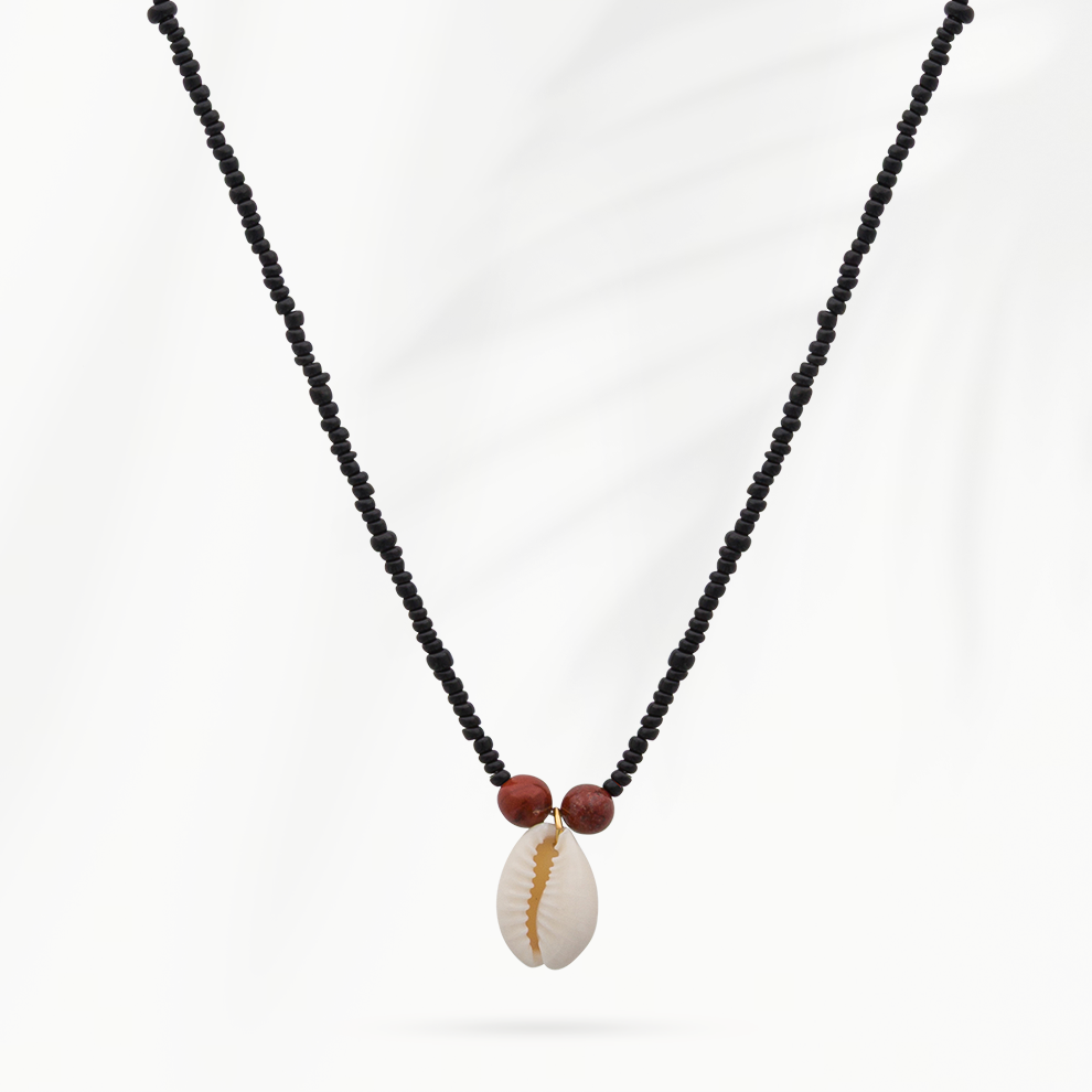Sand Drop zwarte kralenketting met ivoorwitte schelphanger en twee roodbruine kralen