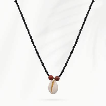 Sand Drop zwarte kralenketting met ivoorwitte schelphanger en twee roodbruine kralen