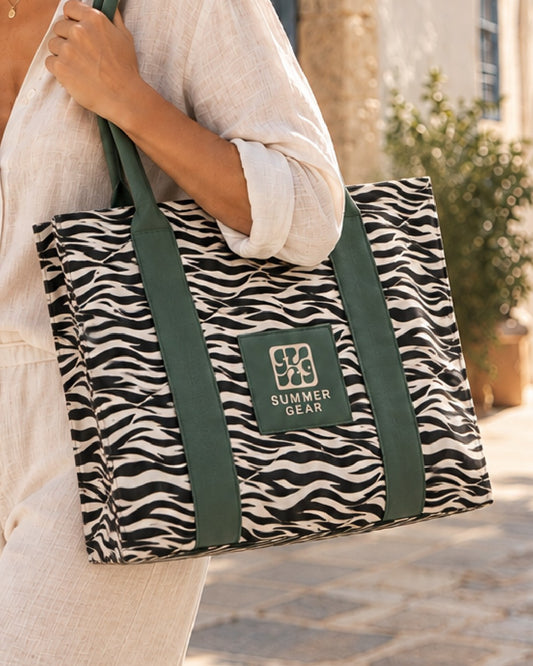 Savan Tote Bag van SummerGear met zebraprint en groene hengsels, gedragen aan de hand