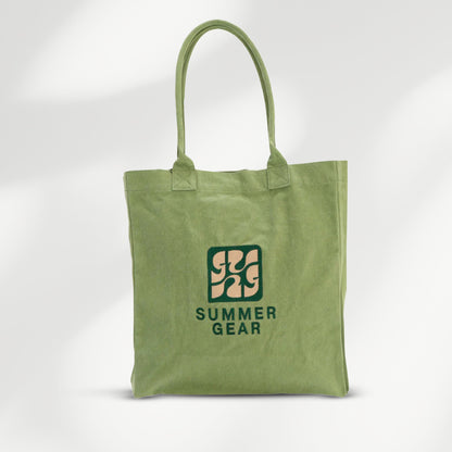 Groene canvas shopper van SummerGear met lange schouderhengsels en donkergroen logo op de voorkant.