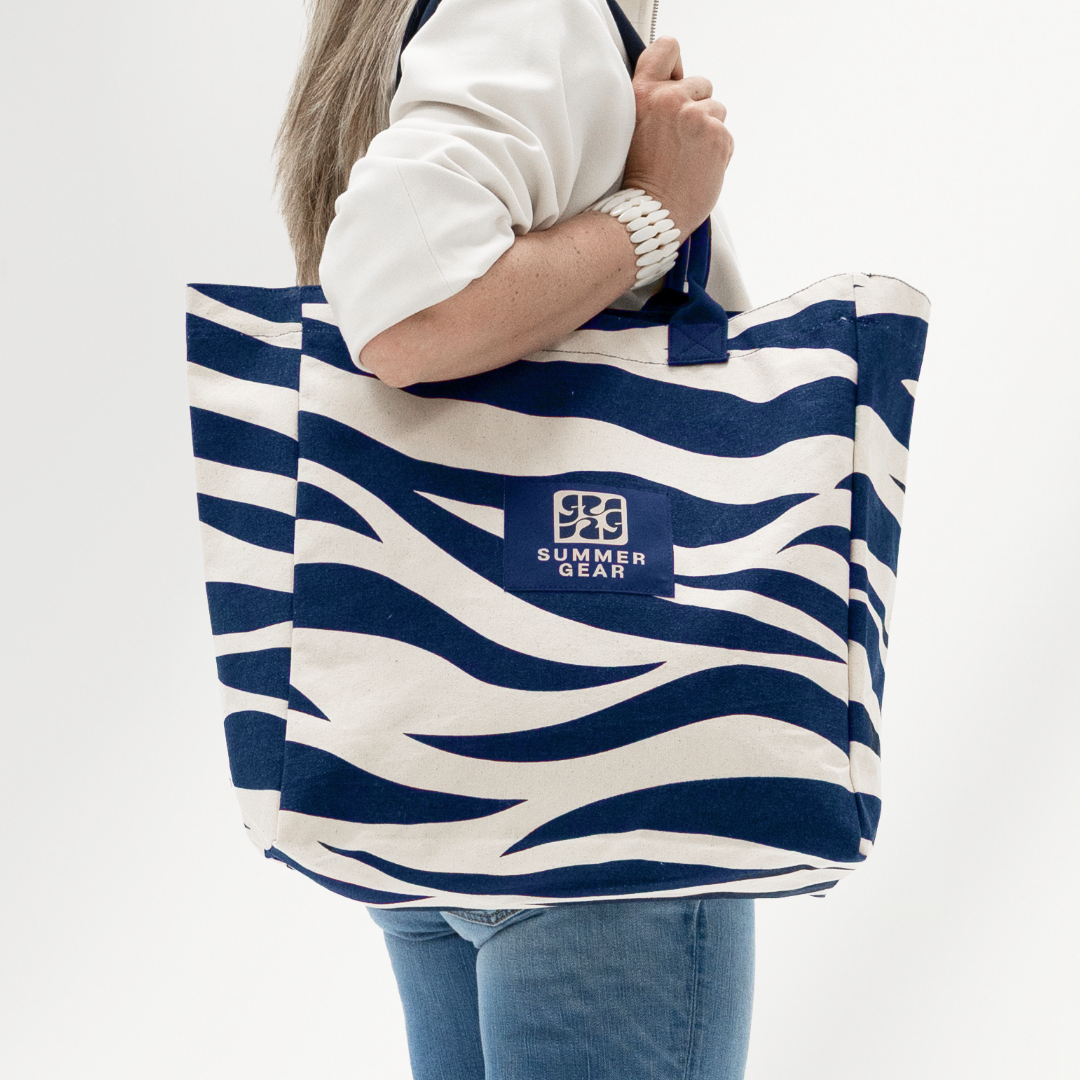 Shopper Onda van canvas met blauwe print gedragen over de schouder bij model
