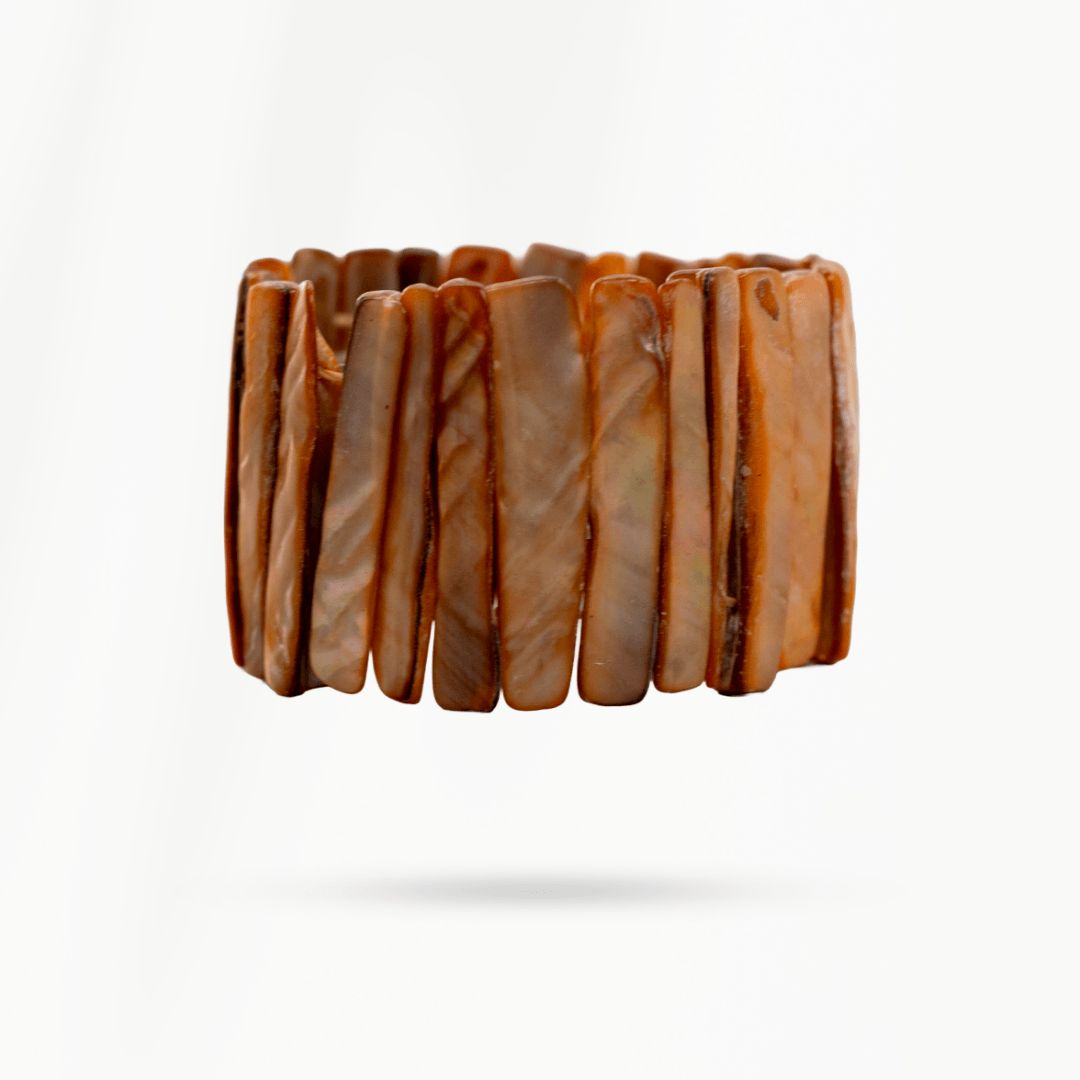 Karamelkleurige parelmoer armband Caramel Shell van SummerGear op witte achtergrond