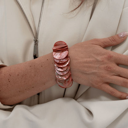 Parelmoer armband Luna Blush met warme roze tinten gedragen om de pols