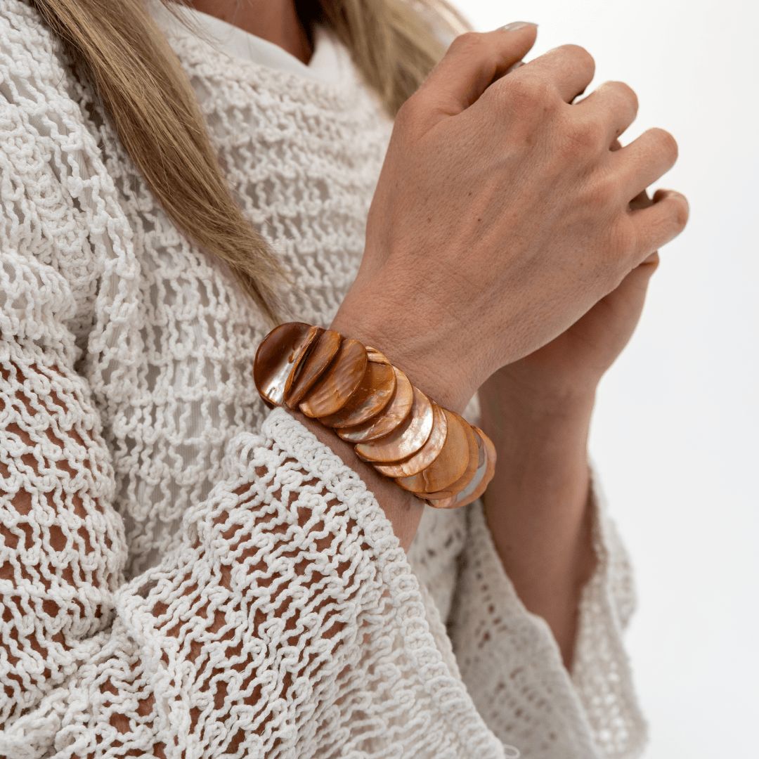 Luna Clay parelmoer armband met warme kleitinten om de pols