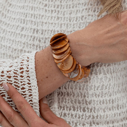 Subtiele Luna Clay parelmoer armband met natuurlijke oranjebruine tinten