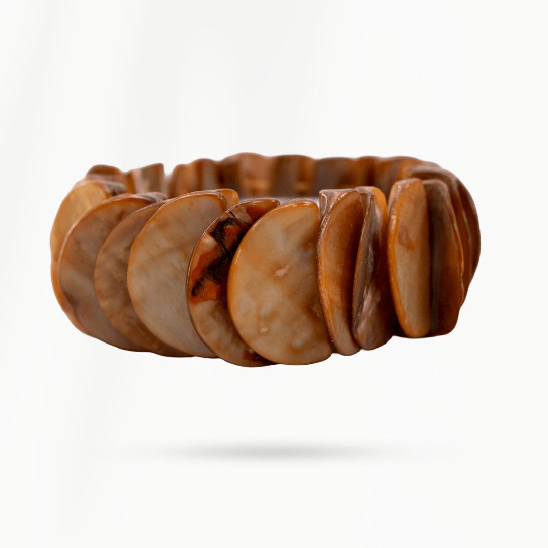 Warm oranjebruine parelmoer armband Luna Clay van SummerGear op witte achtergrond