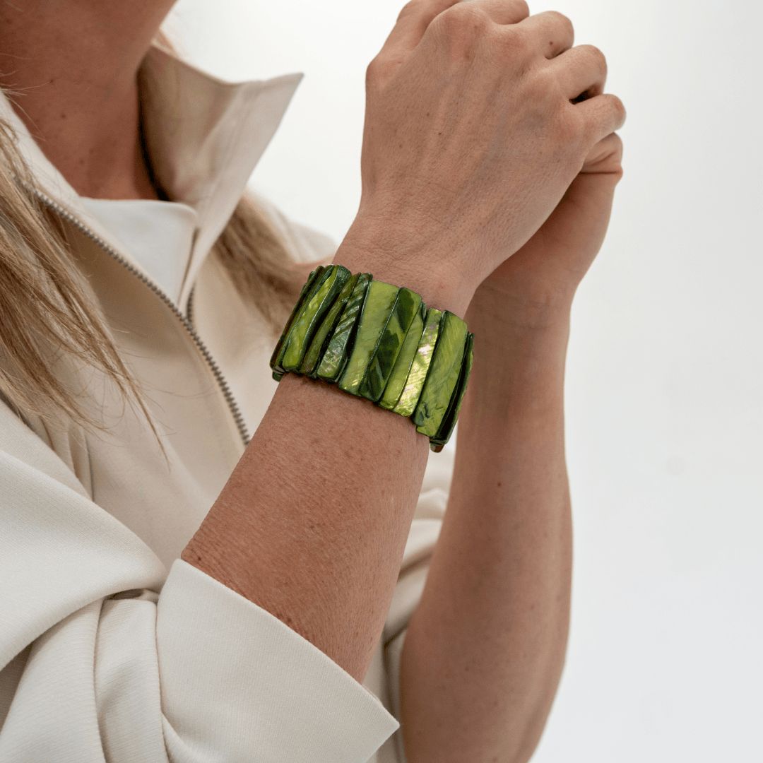 Parelmoer armband Olive Shell met diepe olijfgroene glans om de pols
