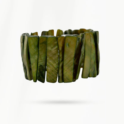 Olijfgroene parelmoer armband Olive Shell van SummerGear op witte achtergrond