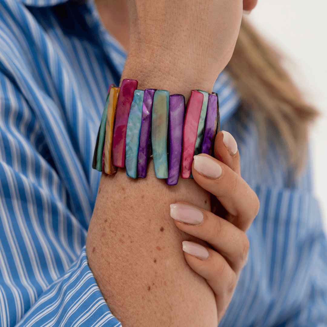 Brede multicolor parelmoer armband Rainbow Shell gedragen om de pols