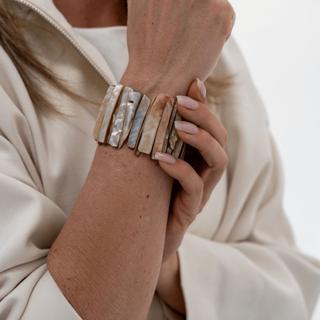 Parelmoer armband Sand Shell met zachte zandkleurige glans om de pols