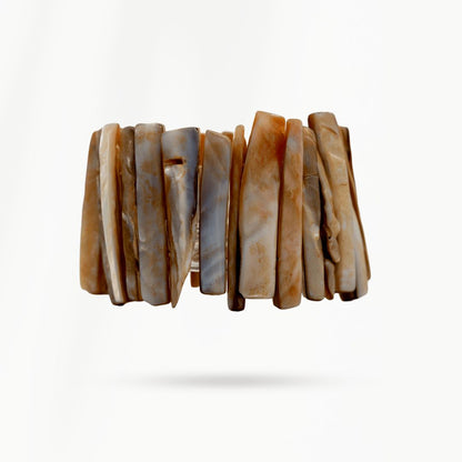 Licht beige parelmoer armband Sand Shell van SummerGear op witte achtergrond