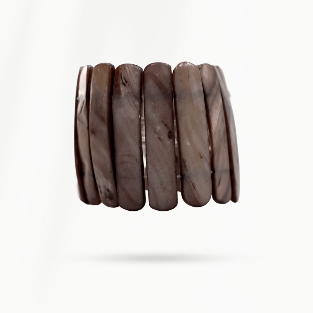 Brede grijsbruine parelmoer armband Stone van SummerGear op witte achtergrond