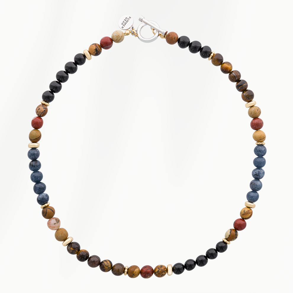 Sunset Red kralenketting voor heren met rode, blauwgrijze, bruine en zwarte kralen, goudkleurige details en een zilverkleurige sluiting.