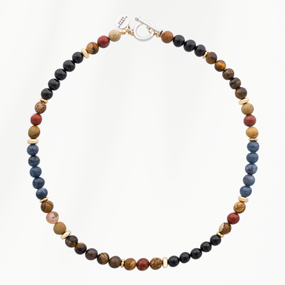 Sunset Red kralenketting voor heren met rode, blauwgrijze, bruine en zwarte kralen, goudkleurige details en een zilverkleurige sluiting.