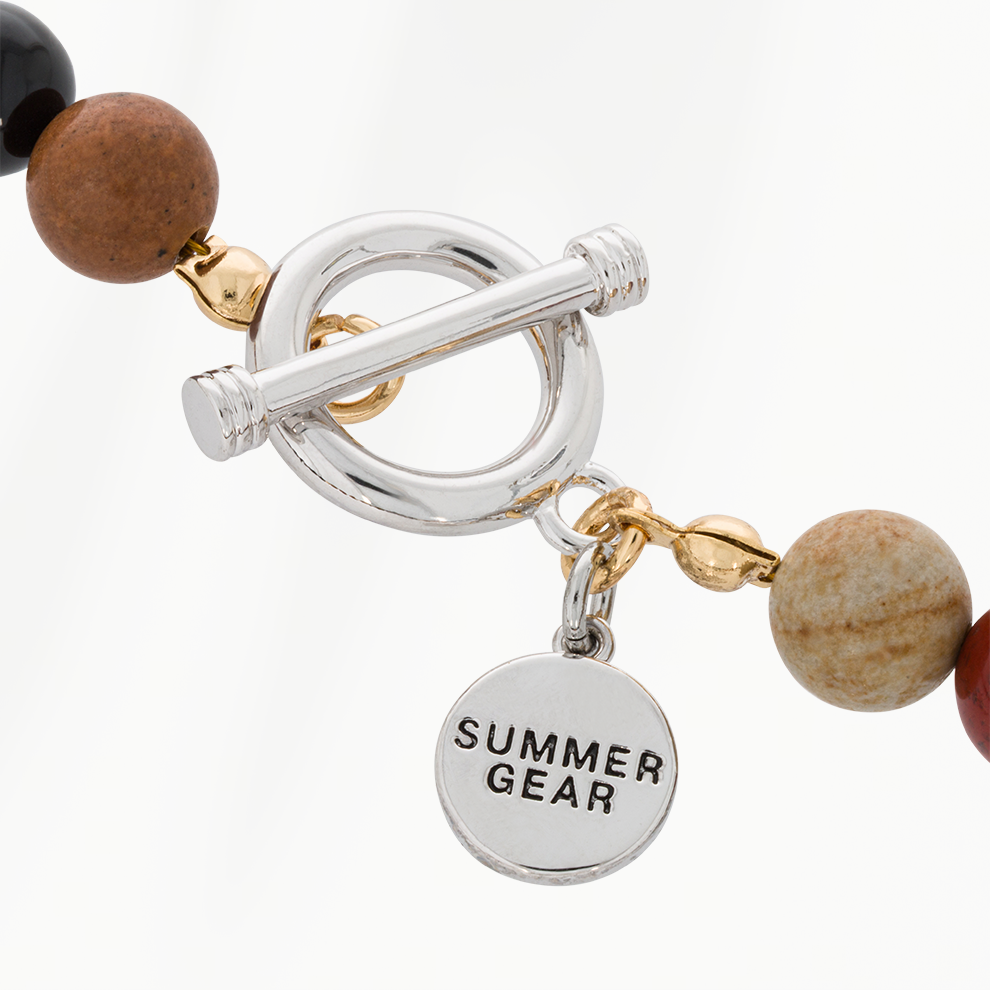 Detail van de zilverkleurige sluiting van de Sunset Red kralenketting voor heren, met ronde SummerGear-bedel en goudkleurige verbindingsstukken. Kopiëren